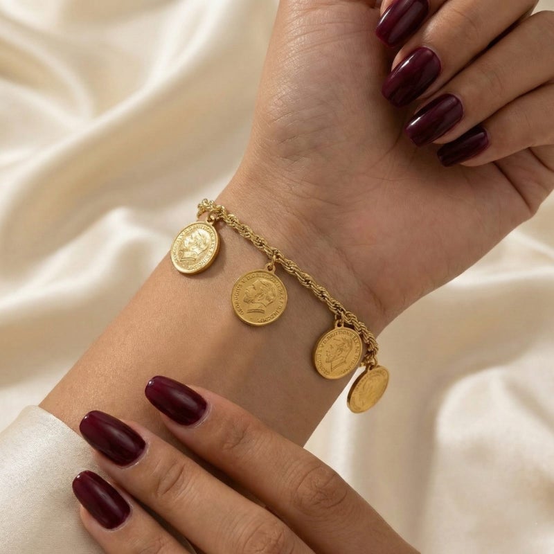 انسيال ذهبي مصنوع من الستانلس ستيل المقاوم للصدأ، يتميز بتصميم السلسلة المجدولة المزدانة بخمس عملات كلاسيكية لمظهر فخم، مع قفل قابل للتعديل ليناسبكِ. - Image 3